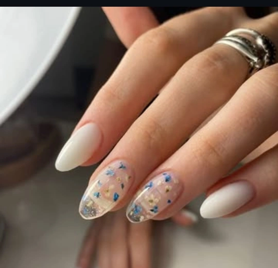 Alongamento em gel com esmaltação branca e nail art transparente com flores brancas e azuis